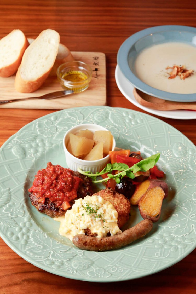 森のジビエプレート1500円、バゲットとスープセット400円。