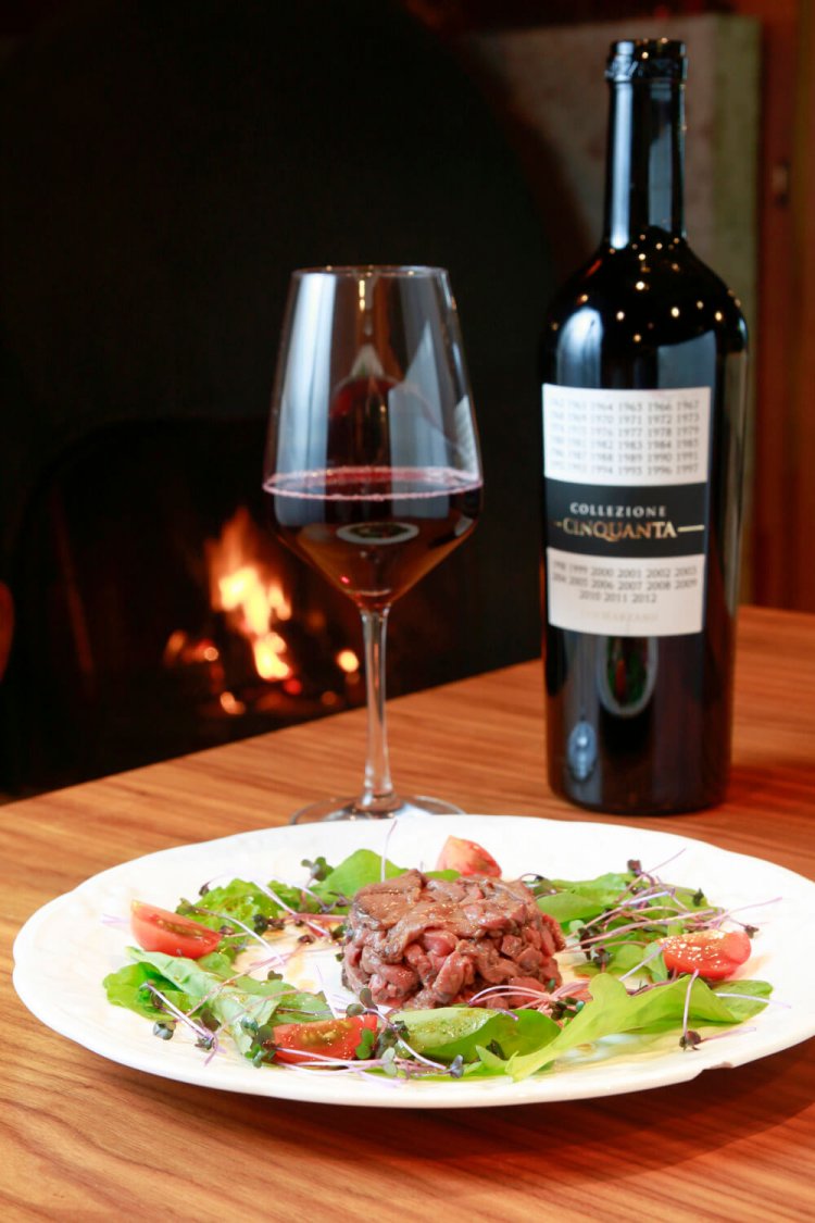 エゾ鹿のタルタル1080円、テーブルワイン1 杯500円～。