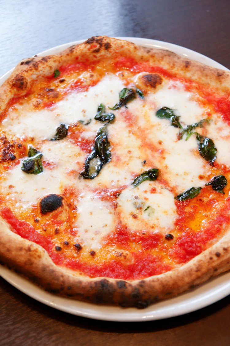 マルゲリータ1200円。バジリコの爽やかな後味のおかげで何枚でも食べられる。