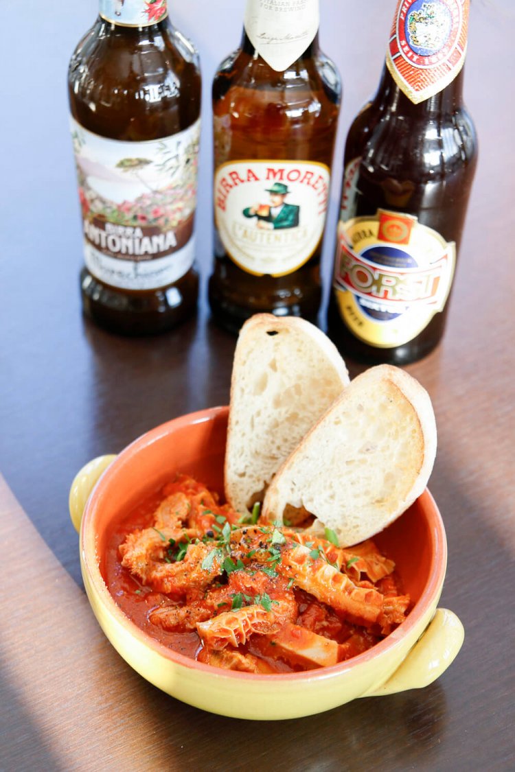 トリッパのトマト煮980円。モレッティ700円などのイタリアビールとともに。