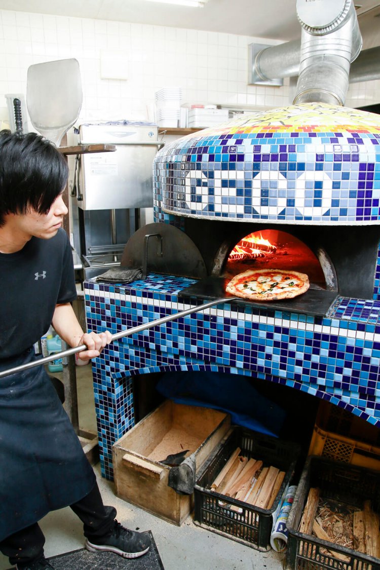 本場ナポリの職人が現地で作ったピザ窯。