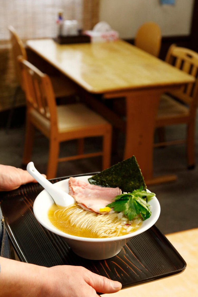 煮干しそば白820円。低温調理のチャーシューはしっとり。