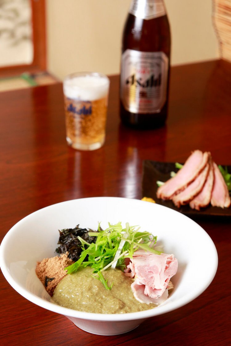 牡蠣の和え玉410円。牡蠣はペーストだ。いわゆる替え玉にあたる品で麺類と一緒に注文を。鴨のチャーシュー250円、瓶ビール510円。