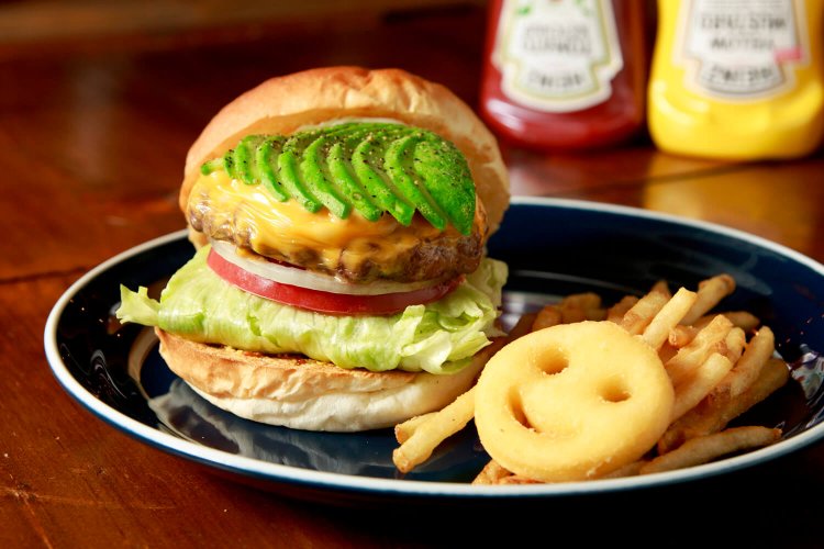 アボカドチーズバーガー1200円。