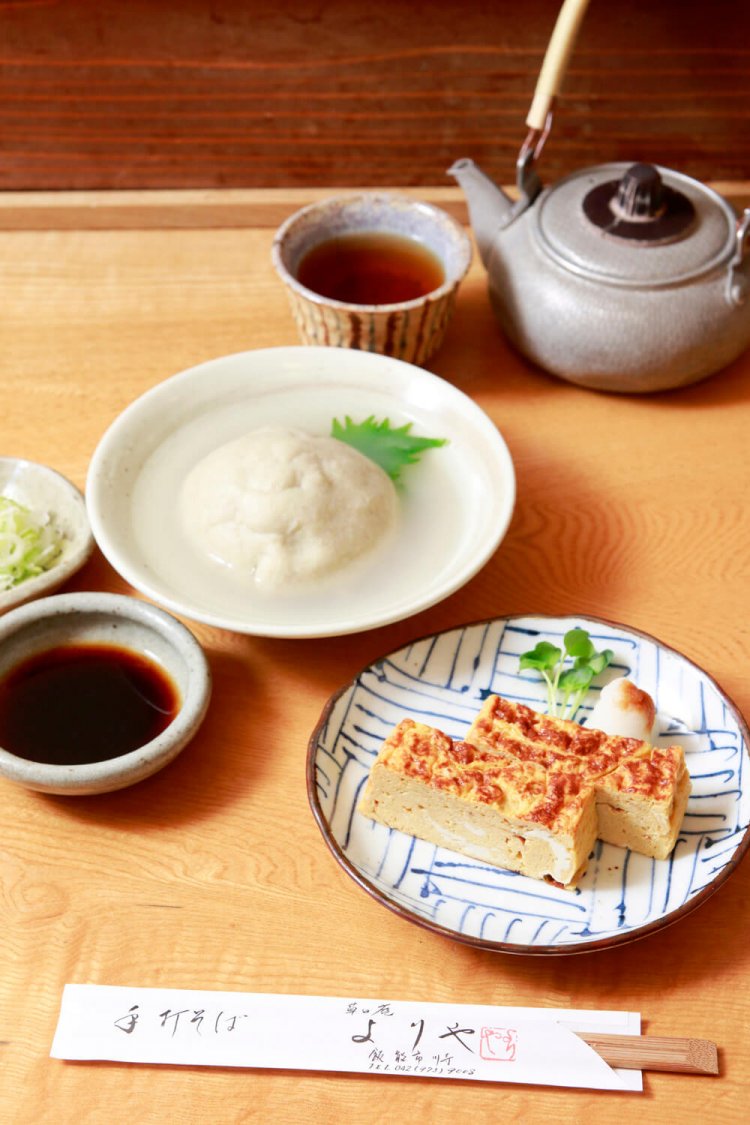 そばだし玉子焼き（手前）360円。椀がきソバがき800円は限定一日２食。