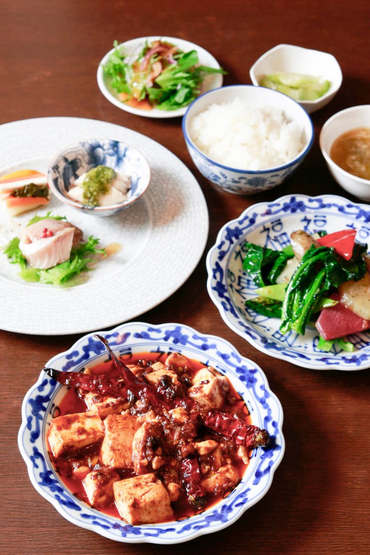 ランチの店長おすすめセット2090円より。前菜、陳麻婆豆腐、野菜炒め、ご飯（おかゆも可）など。デザートもついてくる。