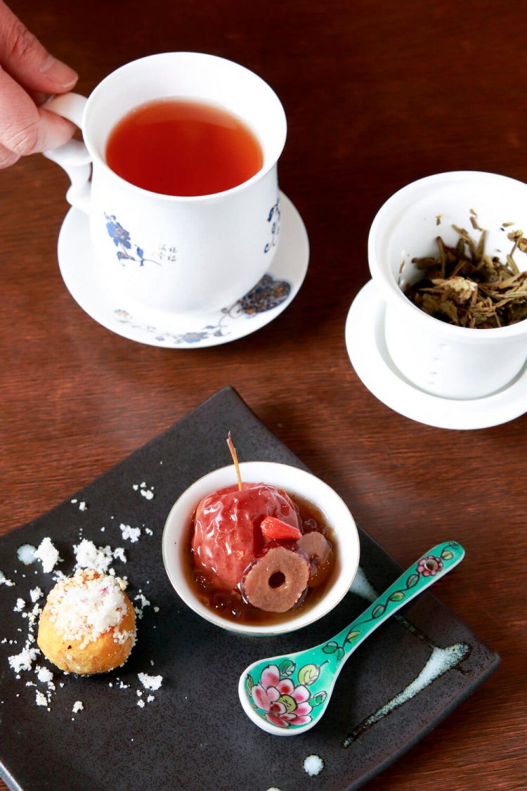 ランチの店長おすすめセットのデザート。別注文の八宝茶715円。