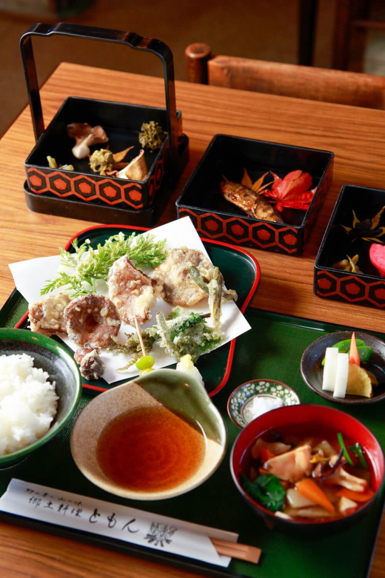 ともん定食1720円。山菜、きの子盛合せ、山菜精進揚げ、山女魚甘露煮、けんちん汁。