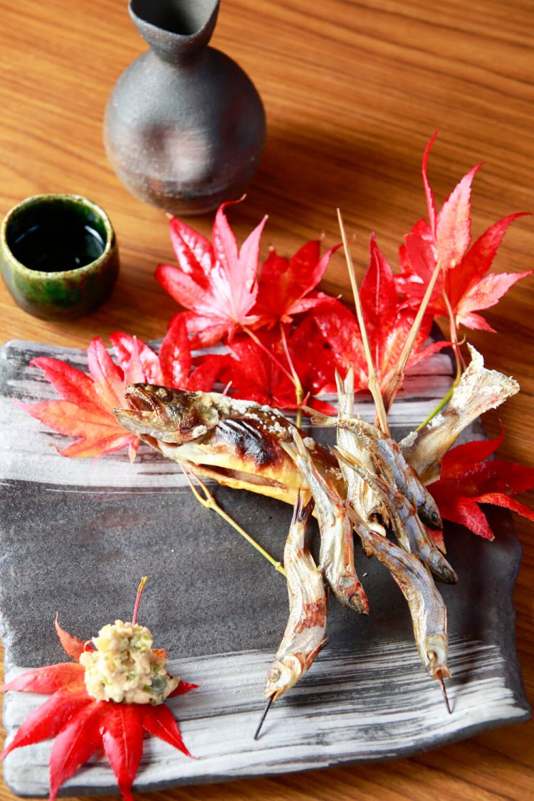 イワナと寒雑魚の塩焼き1200円。日本酒は高千代1 合600 円。