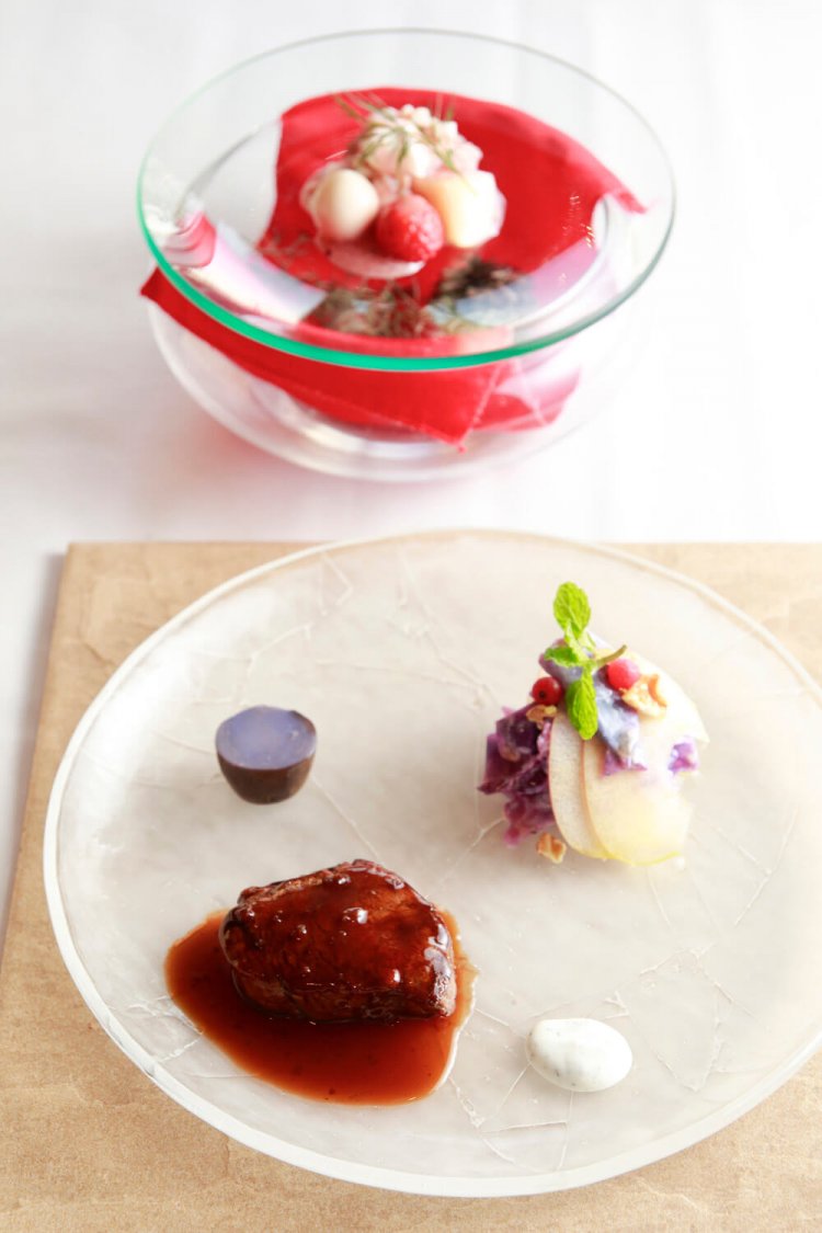 全7品からなるフルコース、ランチＢ3960円より。前菜（奥）は、ハマグリやイチゴ、ビーツ、押し麦を使う赤いサラダ。