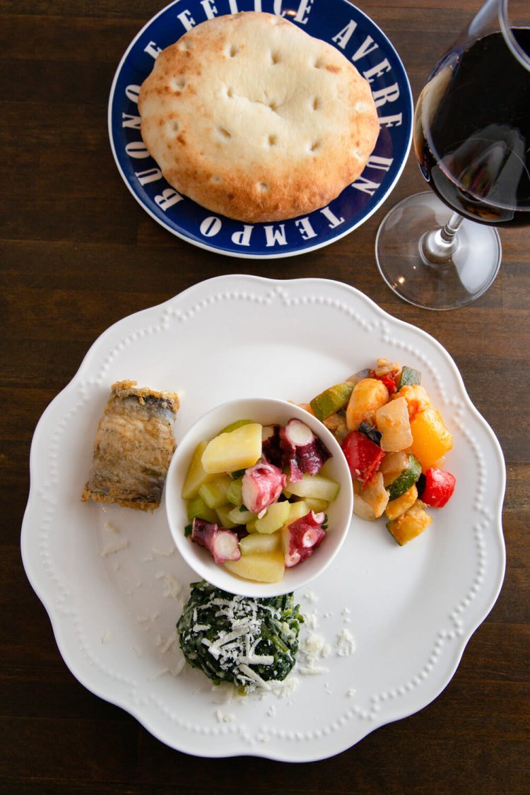 ナスロール1個100円、ホウレンソウのパルミジャノ、イタリア版ラタトゥイユのチャンホッタ、タコセロリは各80g200円。フォカッチャ200円、グラスワイン500円〜。