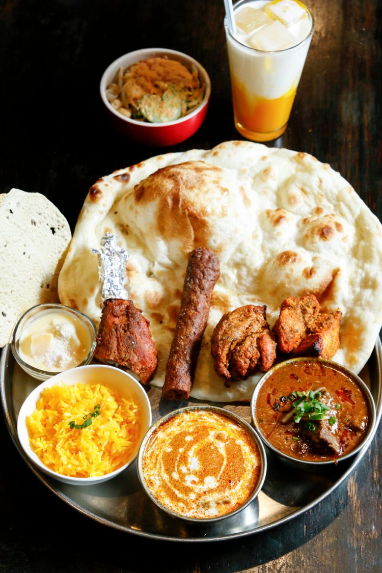 ボリューム満点のマンダニディナーセット2145円。カレーは2種選べる。