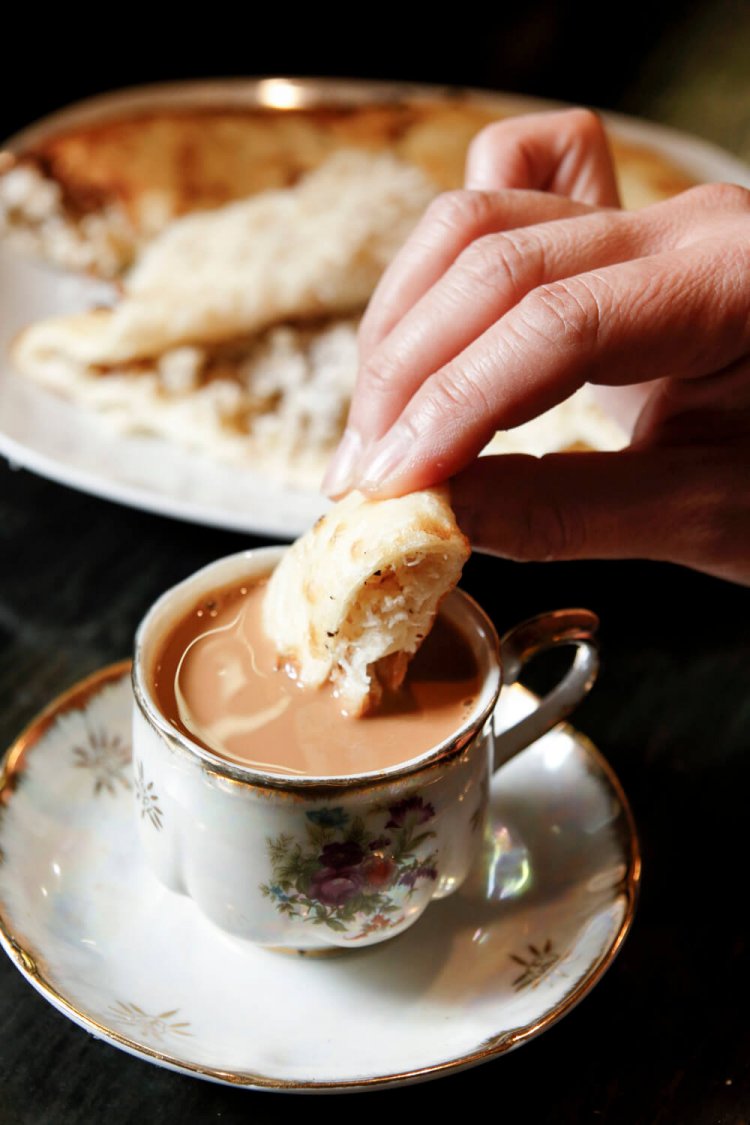 甘いカブリナン550円を、チャイ330円に浸して。