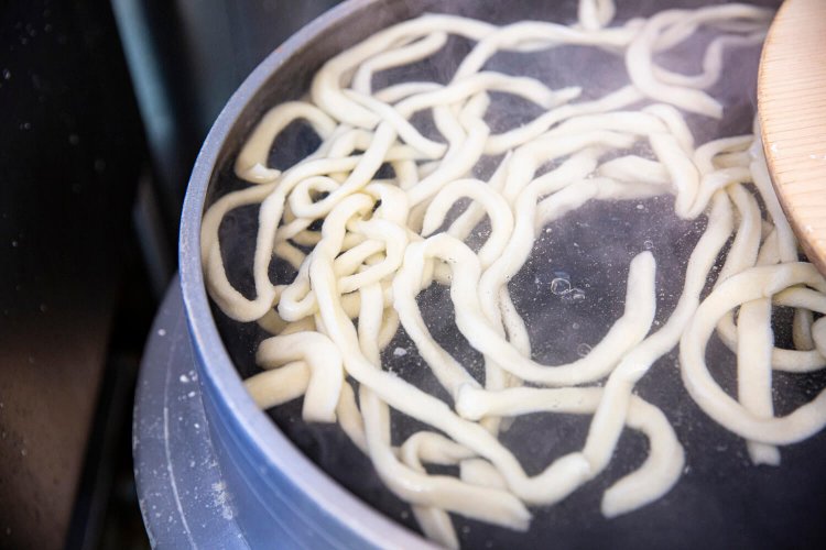 羽釜で茹でる極太麺。つけ汁で味わう肉汁うどん869円も人気。