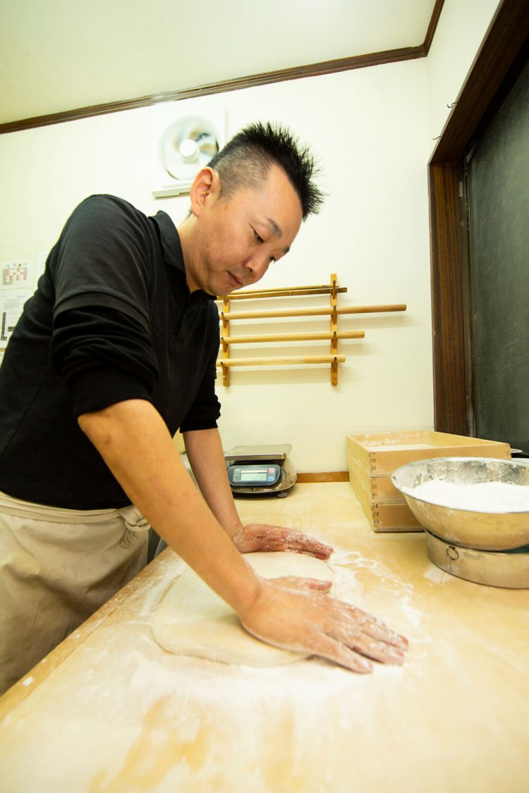 店主の二上（ふたかみ）友宏さんは所沢出身。夫婦でうどんを打つ。