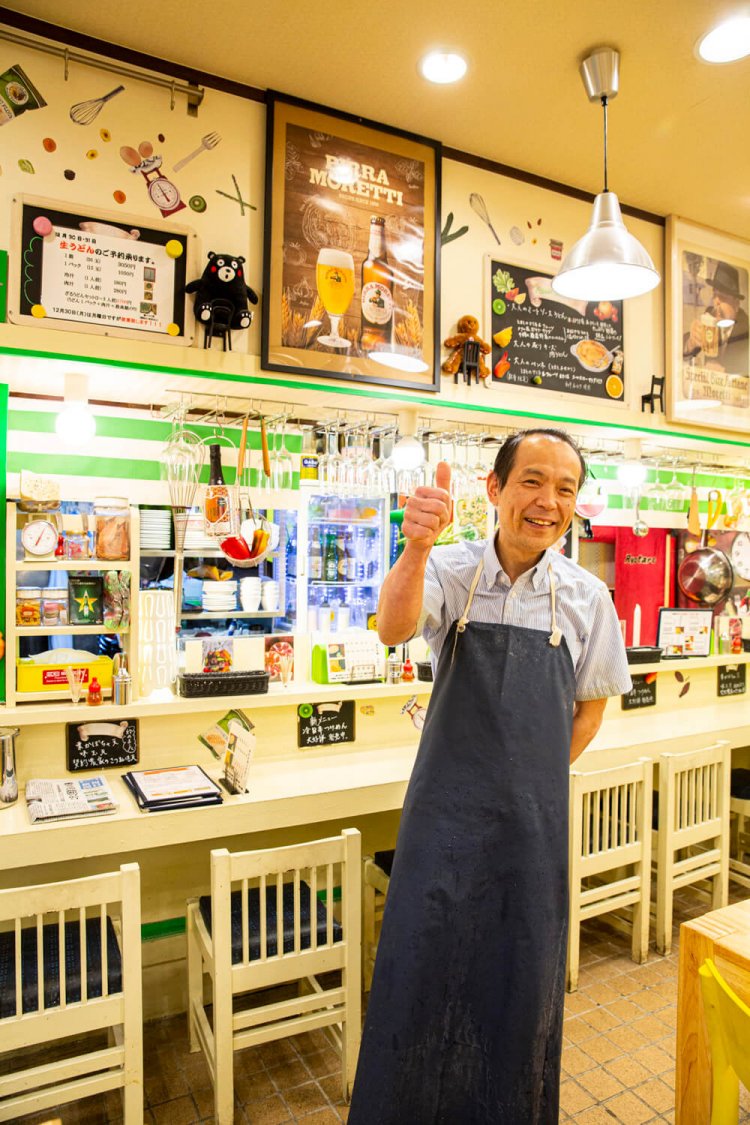 「東日本大震災後、みんなの気分を明るくしたくて内装を洋風に変えた」と店主。