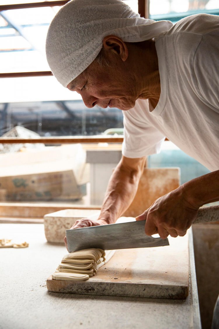 「裏山にはカモシカやタヌキもいる。確かに秘境だね」と店主。