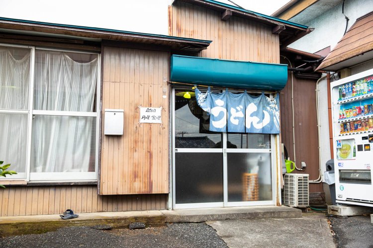 一見、公民館のよう。畳か板敷きの部屋に座布団を敷いて食す。