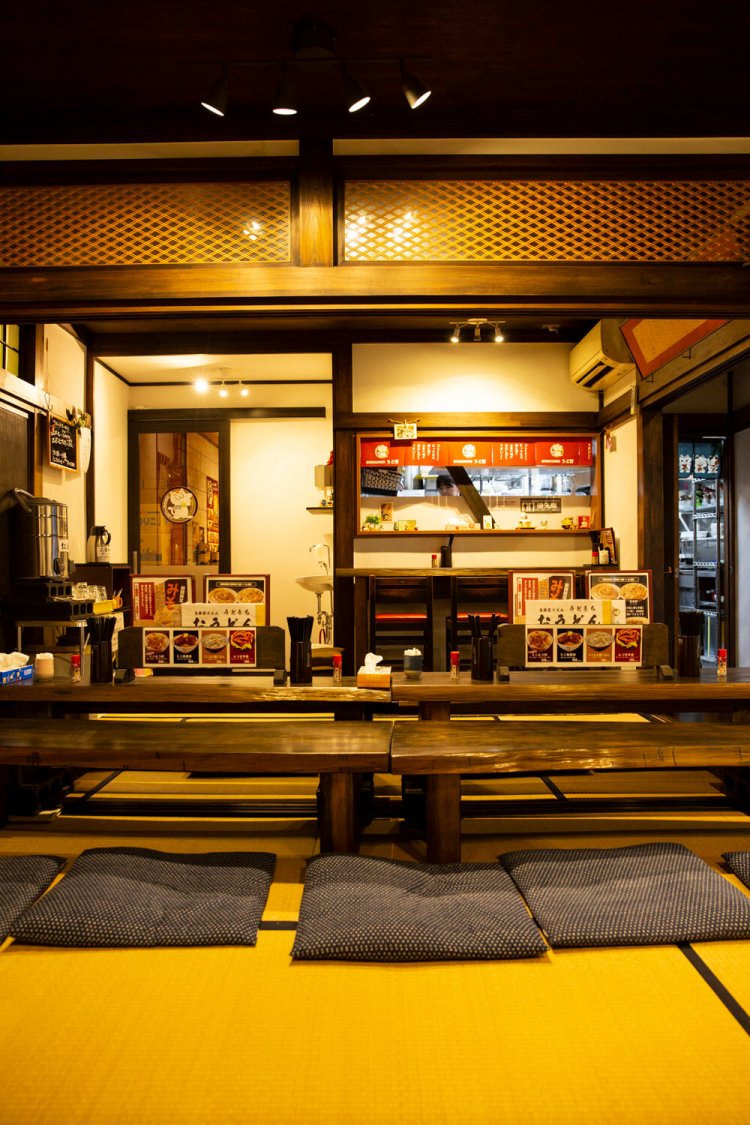 店主の自宅1階を改装。