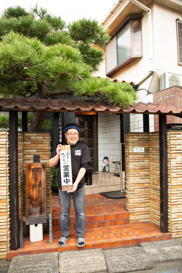 「入間のインデラカレーの工場のできたてカレー粉で作る、カレー肉汁うどん並968円もぜひ！」と店主。