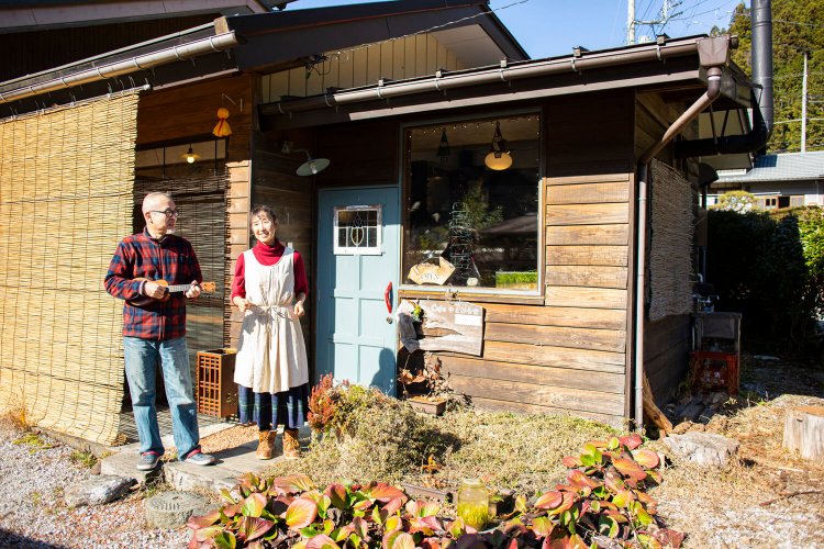 ウクレレを弾く修さんとベースが趣味の朋子さん夫婦で営む。
