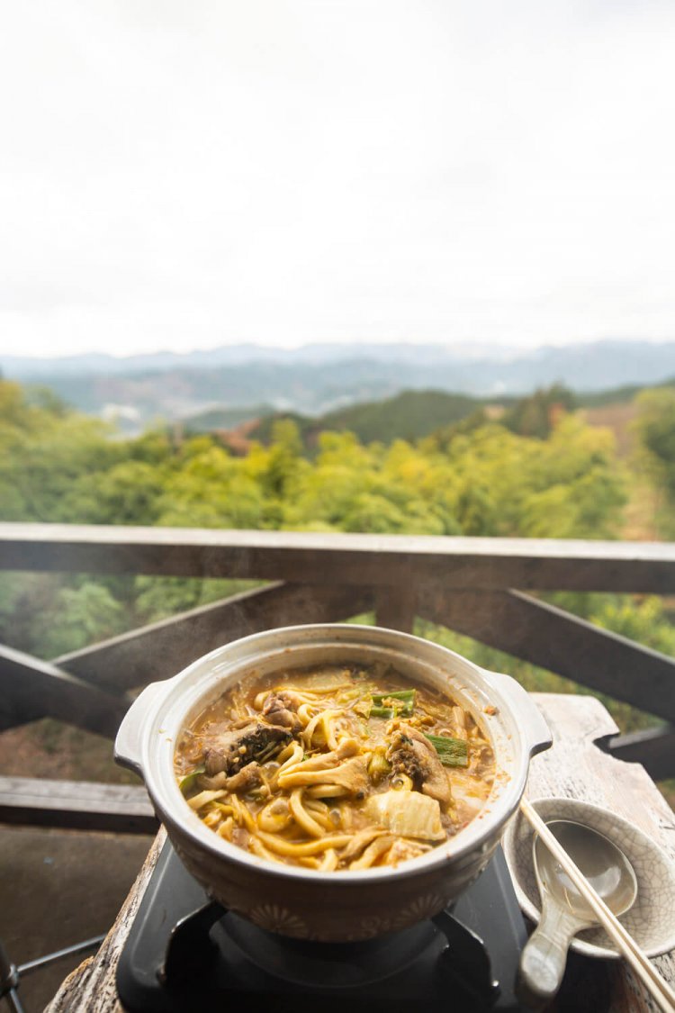 猪肉の脂もうまい猪鍋1300円は2人前～。3月ごろまでの限定。締めのうどんは1玉100円。