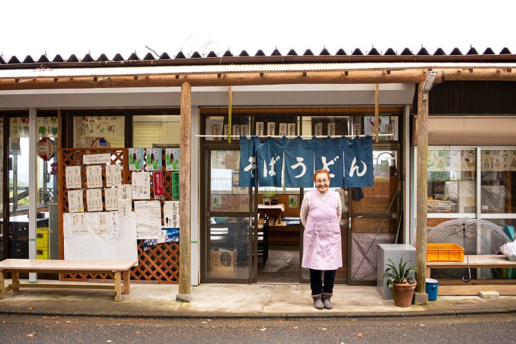 「快晴の時は、大山、富士山、武甲山が一望できるの」とツチ子さん。シンプルなもりうどん650円も用意。