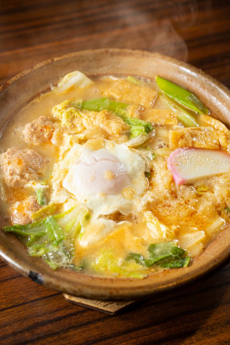 特製旨辛つくねの辛味、白菜の甘み、天かすのコクなどがつゆに溶け、後ひく旨さ。有田焼の鍋は最後まで熱々。