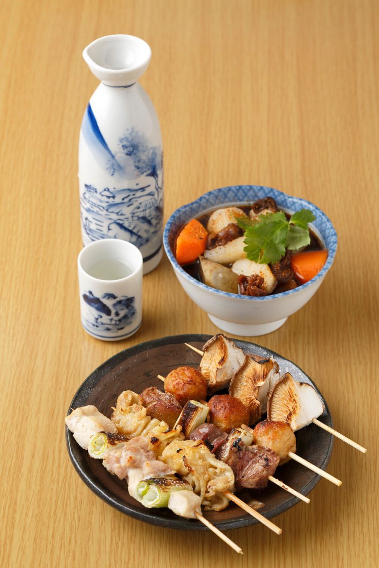 黄桜（1合）450円、焼鳥盛合せ（5本セット）780円、野菜の煮込み（冬季のみ）450円。