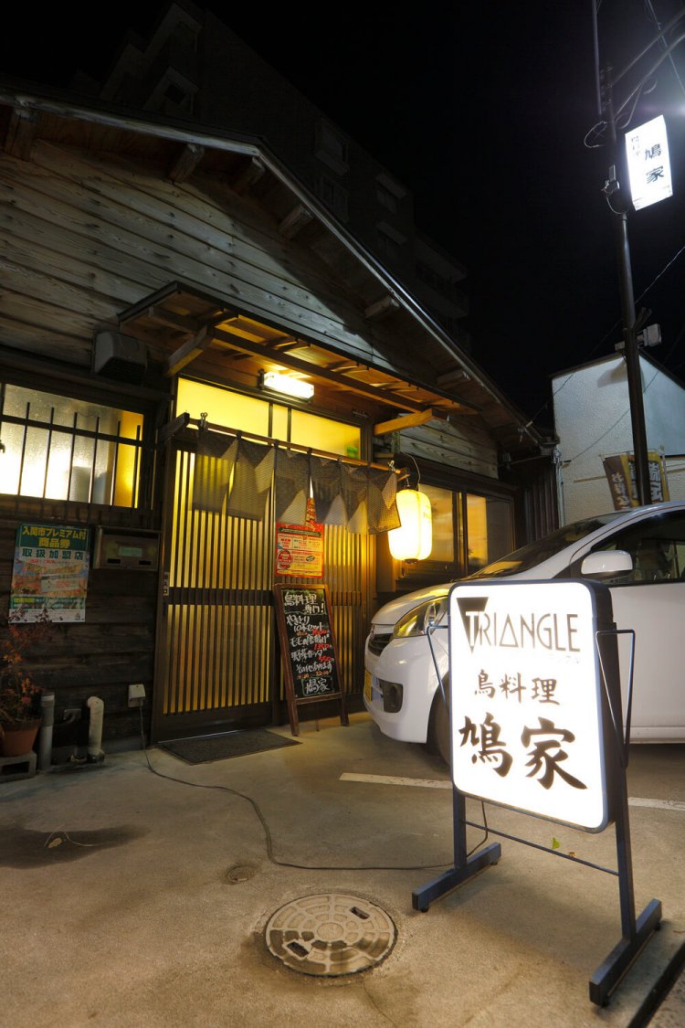 街の老舗酒場らしいたたずまい。