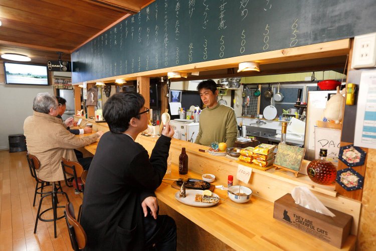 カウンターとテーブル席がある。カラオケもOK。