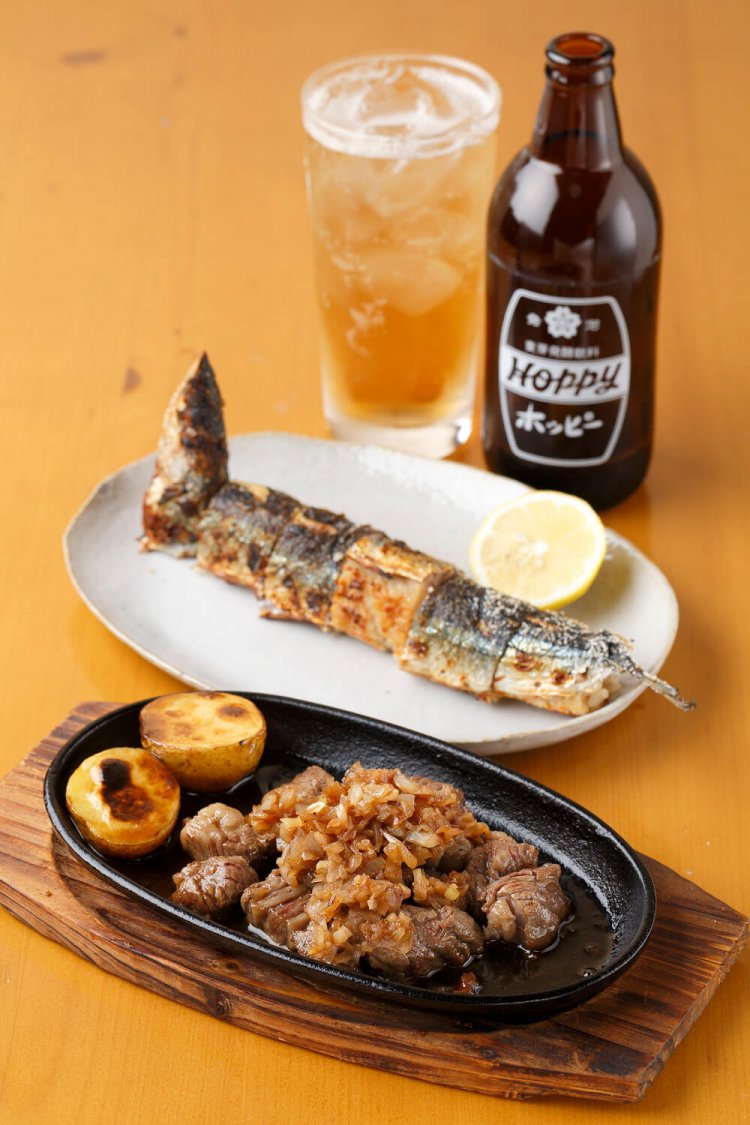ホッピーセット450円、秋刀魚メシ650円、牛サイコロステーキ650円。ご飯を詰めて炭火で焼いた秋刀魚メシはTV番組をヒントに。