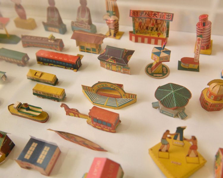 森永ミルクキャラメルのパッケージについていたペーパークラフトシリーズ。美品揃い。