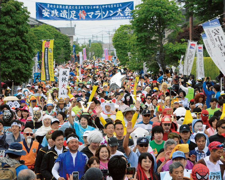 思い思いのユーモラスな仮装で和やかにスタートを切る参加者たち。