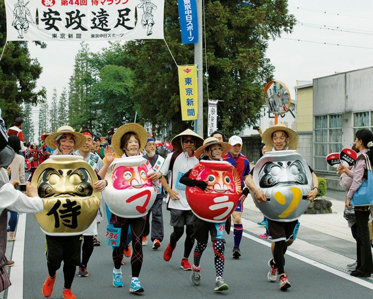 原市杉並木付近。ダルマ姿は辛かろうが七転び八起きで完走は確実。