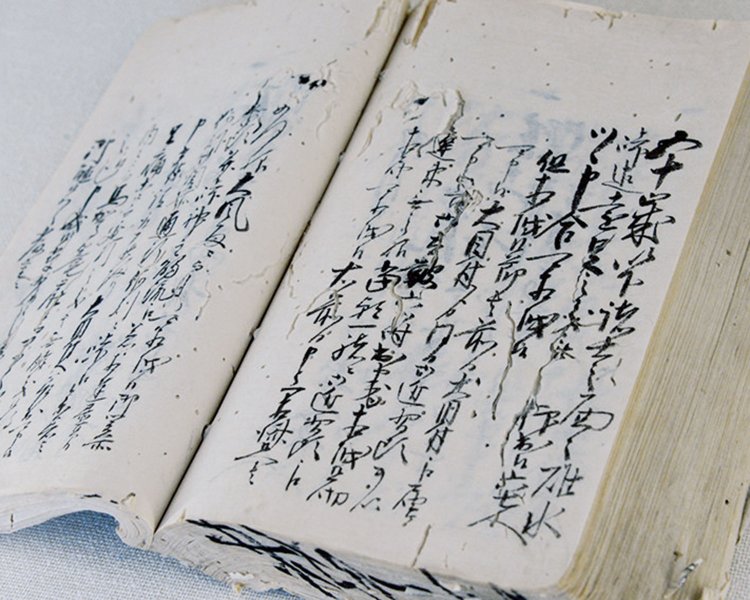 遠足を記した古文書「案詞（あんし）」。『ふるさと学習館』に展示中。