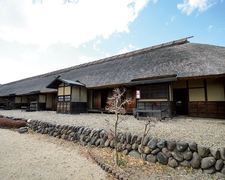 かつて前庭は畑で、この四軒長屋の東側に五軒長屋が続いていた。