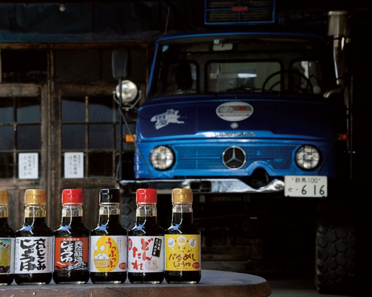 150mL瓶の醤油356円〜を、おみやげに。後ろのウニモグは社用車。