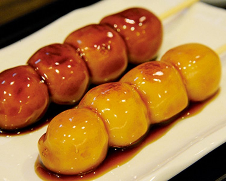 みたらしだんごセット（丸大豆・再仕込）292円。店内カウンターで。