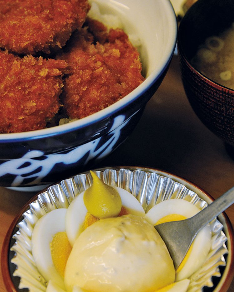 タルタルカツ丼1000円。ロース1枚モモ2枚が標準仕様となる。