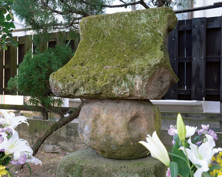 中央の石臼みたいな形の石がそれ。刀や鉄砲の傷らしきものがある。