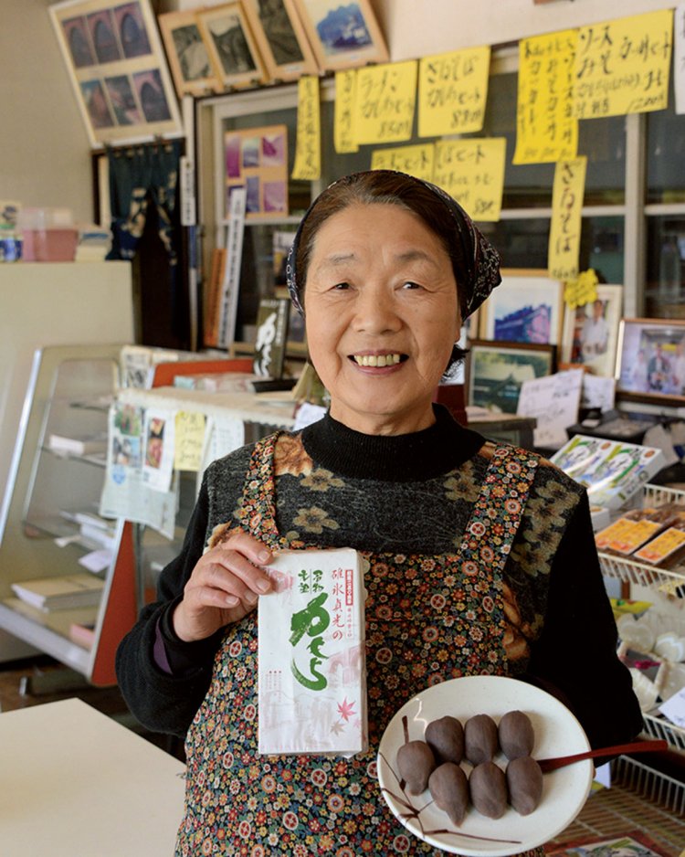 キメ細かい練り餡の「碓氷貞光の力もち」370円と小池節子さん。