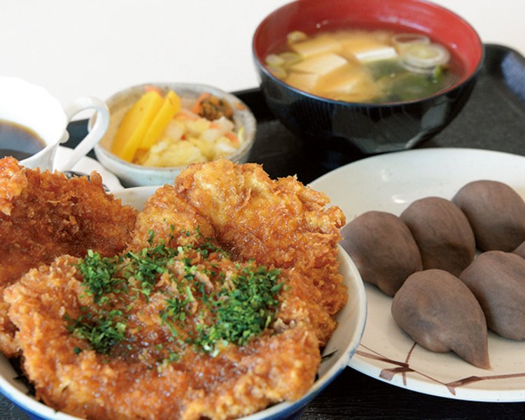 ソースカツ丼セット1200円。相性のいいコーヒーと力餅は食後に。