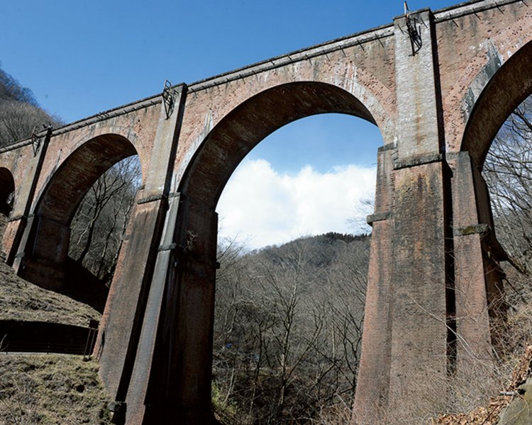 店の前の国道18号線を登ると「め がね橋」こと碓氷第三橋梁に着く。