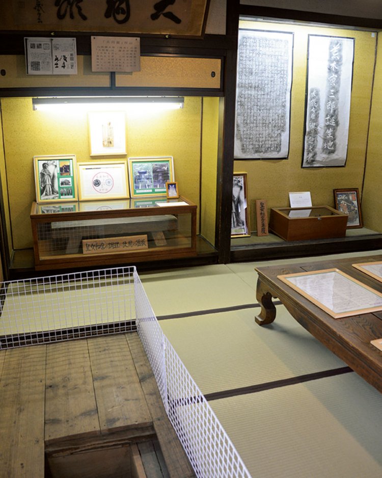 床下に伊賀者が隠れて警護したという。左下の開口部からのぞける。