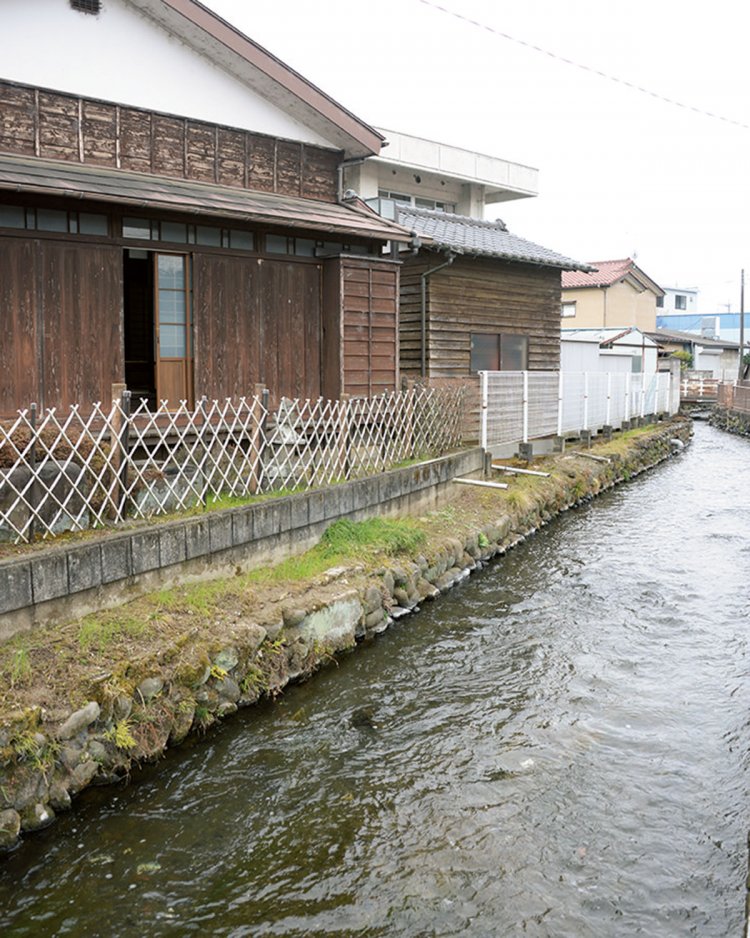 400年以上前に造られた延長15 ㎞の板鼻堰が資料館の横を流れる。
