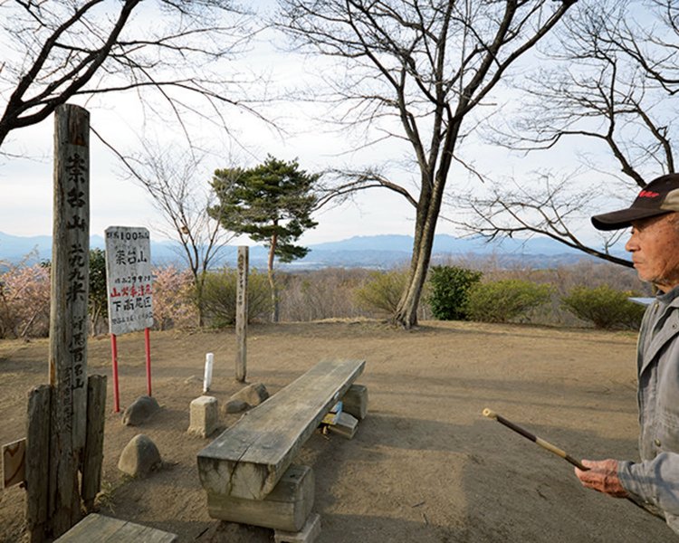 翁も颯爽と登る。二等三角点がある山頂は360度の大パノラマ。