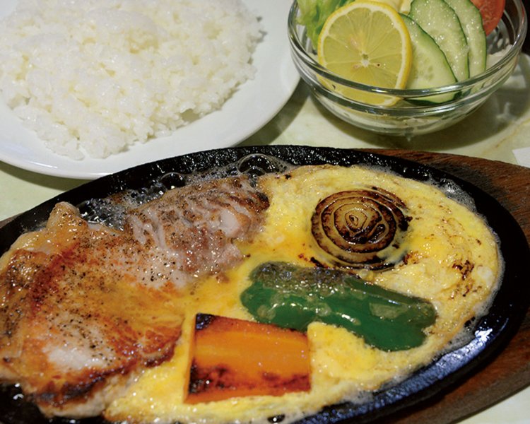 定番メニューのポークソテー1100円。ミニサラダ＆ライス付き。