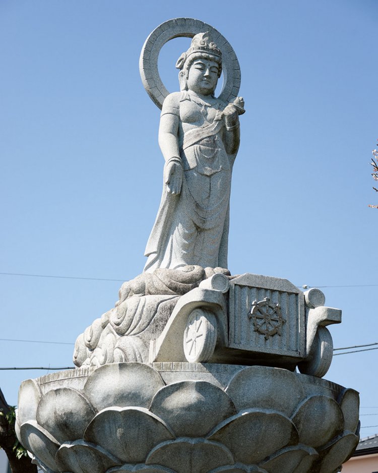 「フォード社第1号」の上に箱乗り？する唯一無二の大胆な観音様。