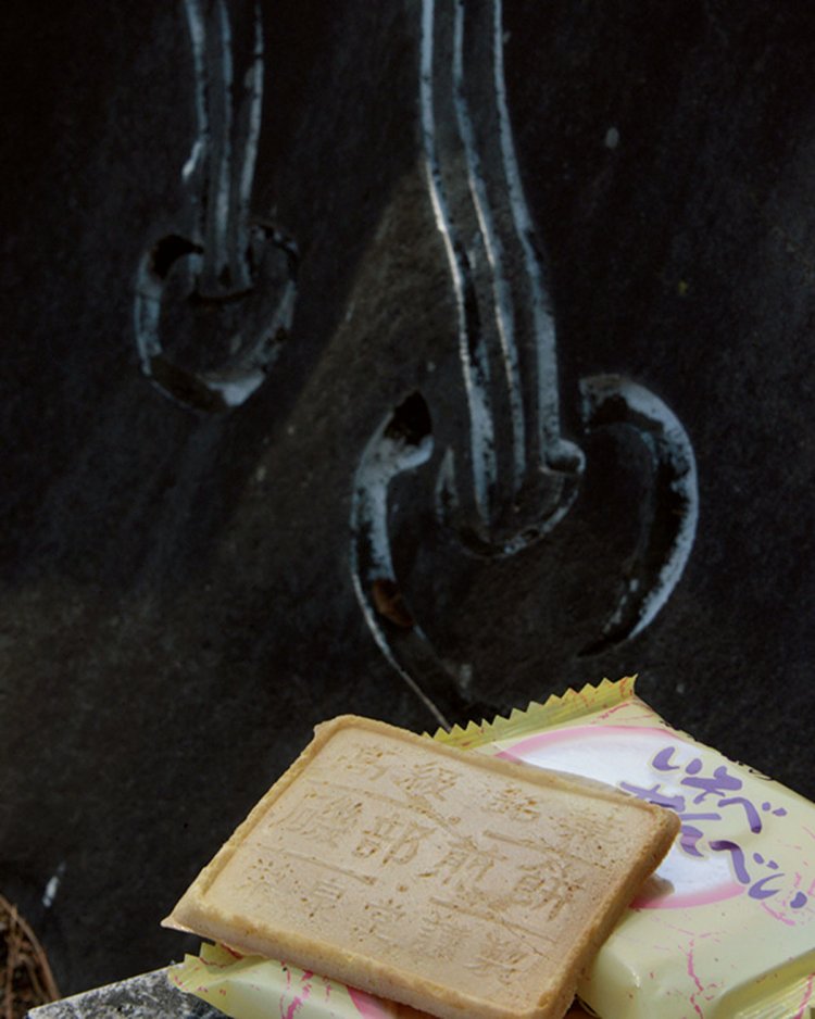 「日本最古の温泉記号」碑と磯部煎餅15枚380円（徳用袋）〜。